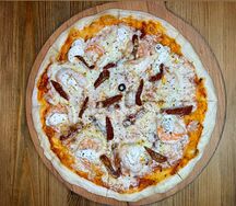 С креветками и вялеными томатами на тонком тесте