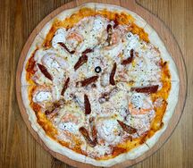 С креветками и вялеными томатами, пицца на толстом тесте