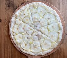 Груша с горгонзолой, пицца на тонком тесте