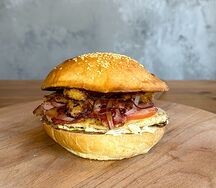 Бургер с куриной котлетой и луковыми кольцами