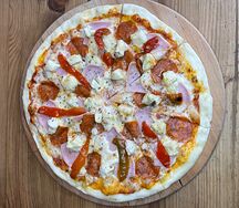 Мясная пицца на толстом тесте