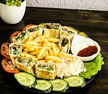 Шаурма с говядиной на тарелке халяль