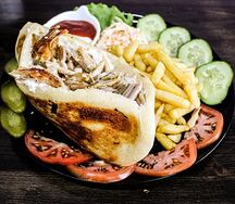 Гиро с курицей на тарелке халяль