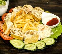 Шаурма с курицей на тарелке халяль