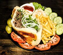 Гиро с говядиной на тарелке халяль