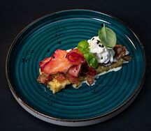 Запеченная палента с лососем и страчателлой