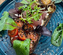 Брускетта с вяленым мясом, цукини и нежной моцареллой