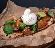 Буратта на фокачче с розовыми томатами