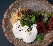 Киноа-боул с авокадо и яйцом пашот