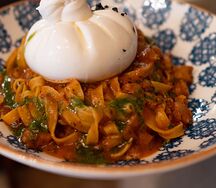 Паста с томатами, баклажанами и бураттой