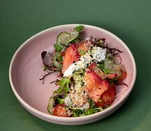 Салат с лососем, киноа и страчателлой