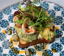 Бриошь с креветками, скремблом и мусом авокадо