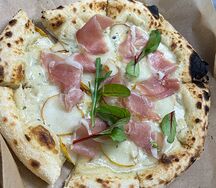 Пицца с грушей, горгонзолой и сыровяленым мясом