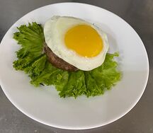 Бифштекс с яйцом