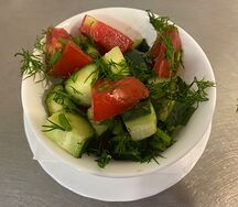 Салат из свежих помидоров и огурцов