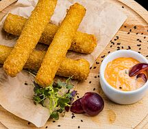 Хрустящий сыр с соусом кимчи