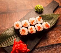 Маки с лососем