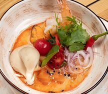 Том ям с морепродуктами