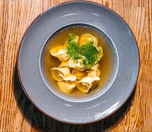 Пельмени в бульоне с курицей