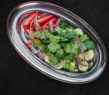 Салат из свежих овощей со сметаной