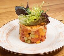 Салат с лососем и манго