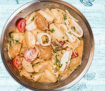 Картофель или паста с кальмаром в белом соусе