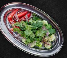 Салат из свежих овощей с грецким орехом