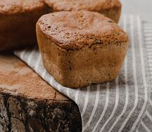 Булочка с зеленой гречкой и черносливом без глютена