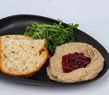 Паштет из куриной печени с клюквенным соусом