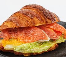Круассан с лососем