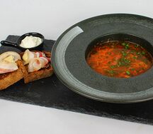 Борщ с салом и черным хлебом