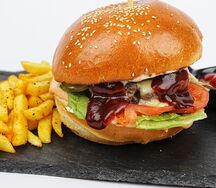 Бургер с говядиной, картошкой фри и кетчупом