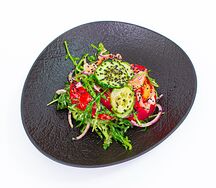 Овощной салат с ореховым соусом