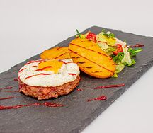 Бифштекс с яйцом