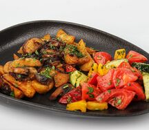 Картофель по-деревенски с овощным салатом