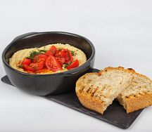 Хумус Бейрути с помидорами