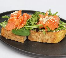 Брускетта с лососем