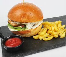 Бургер с нежной курочкой с картошкой фри и кетчупом