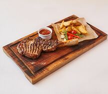 Томогавк с картофелем по-деревенски и оригинальным соусом