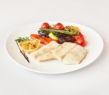 Филе судака с овощами гриль