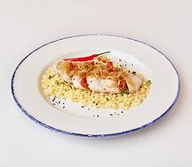 Филе цыплёнка на ложе из птитима с луковым конфи