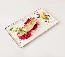 Запечённая семга в сливках на подушке из припущенных овощей