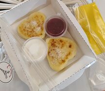 Сырники с малиновым джемом и сметаной