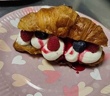 Круассан Крем-чиз с ягодами