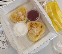 Сырники (сметана, джем вишня)