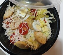 Салат Цезарь с беконом и творожный сыром