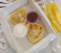 Сырники (сметана, смородиновый джем)