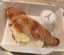 Круассан с беконом, сыром и яйцом