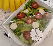 Салат с авокадо и моцареллой