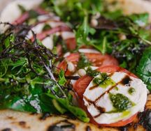 Капрезе с томатами и моцареллой на фокачче